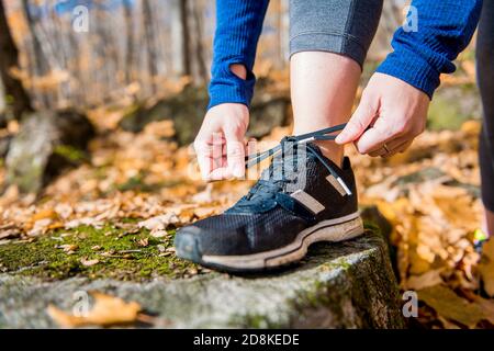 Laufsport-Konzept.Nahaufnahme der Frau barfuß Laufschuhe. Frauen joggen im Herbst Stockfoto