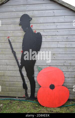 Einzelkämpfer, damit wir nicht vergessen, Mohn, Erinnerung, Veteran, Krieg, Frieden, Mond, Respekt, orgonite, Sonnenblume, Garten, Hobby, Handwerk, Kupfer, Folie, Spaß. X Stockfoto