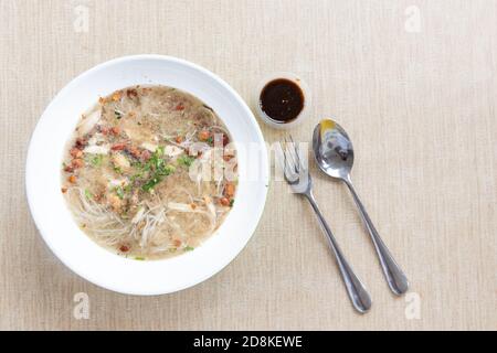 Soto ayam bihun, beliebte indonesische Nudelsuppe in Malaysia Stockfoto