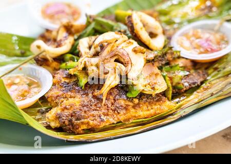 Nahaufnahme von gegrilltem Fischfilet mit Gewürzen, beliebte malaysische Delikatesse. Stockfoto