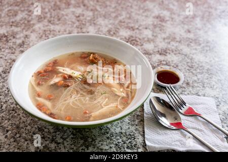 Soto ayam bihun, beliebte indonesische Nudelsuppe in Malaysia Stockfoto