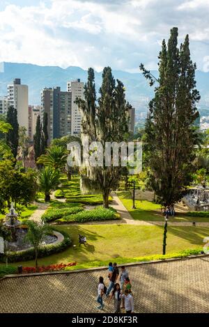 MEDELLIN, KOLUMBIEN - 18. Nov 2019: Medellin, Antioquia / Kolumbien - 17 2019. November: Grüne Gärten mit antiken Brunnen im Schloss in Poblado N Stockfoto