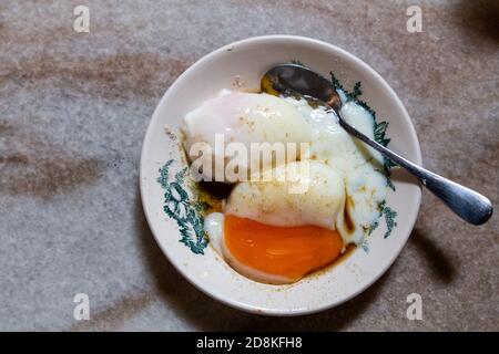 Halbgekochte Eier, nahrhaftes und beliebtes chinesisches Frühstück in Malaysia Stockfoto