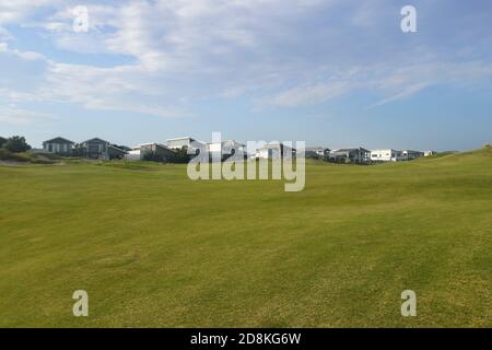 Villen mit Blick auf einen Golfplatz Stockfoto