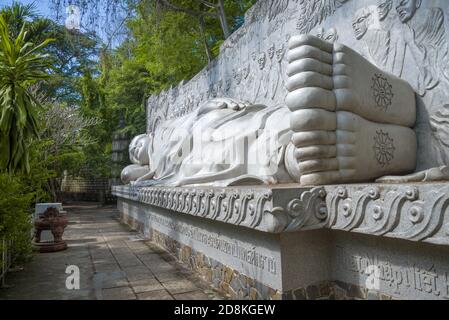NHA TRANG, VIETNAM - 01. JANUAR 2016: Eine riesige Skulptur des Buddha auf dem Gebiet der Long Son Pagode Stockfoto