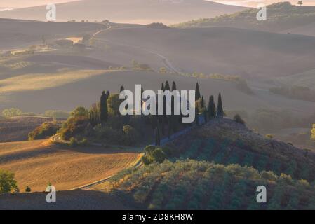 TOSKANA, ITALIEN - 21. SEPTEMBER 2017: Alte Villa Podere Belvedere in September Morgendämmerung. Val d'Orcia Valley Stockfoto