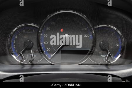 Car Dashboard an Car Console und Tür offen Signal und Kurzwahl Stockfoto