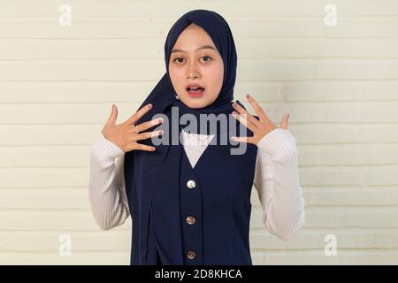 Asiatische muslimische Frau essen heiß und würzig Essen Stockfoto