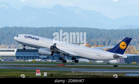 Richmond, British Columbia, Kanada. Oktober 2020. Ein Lufthansa Airbus A330-300 (D-AIKN) startet vom internationalen Flughafen Vancouver. Quelle: Bayne Stanley/ZUMA Wire/Alamy Live News Stockfoto