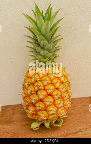 Reife Ananas An Bord Stockfoto