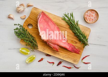 Blick von oben auf frisch gefrorenen kopflosen Ozean Barsch mit Gewürzen Und Kräuter Stockfoto