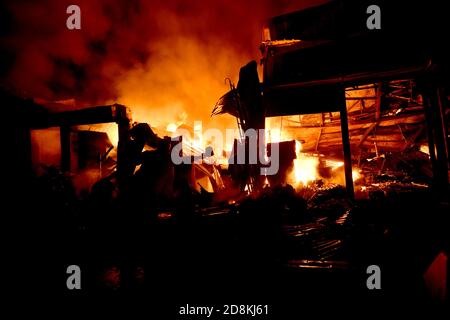 Dhaka. Oktober 2020. Das Foto vom 30. Oktober 2020 zeigt die Szene eines Slumbrands in Dhaka, Bangladesch. Quelle: Xinhua/Alamy Live News Stockfoto