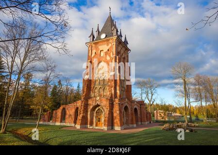 Blick auf den alten Chapelle-Pavillon im Alexander-Park an einem sonnigen Oktoberabend. Tsarskoe Selo, Sankt Petersburg Stockfoto