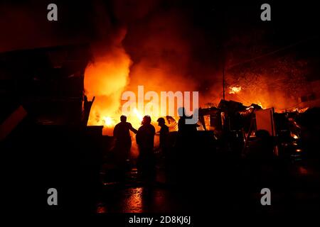 Dhaka. Oktober 2020. Das Foto vom 30. Oktober 2020 zeigt die Szene eines Slumbrands in Dhaka, Bangladesch. Quelle: Xinhua/Alamy Live News Stockfoto