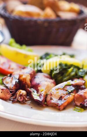 Frischer adriatischer Tintenfisch in Buzara-Sauce (flacher dof) Stockfoto