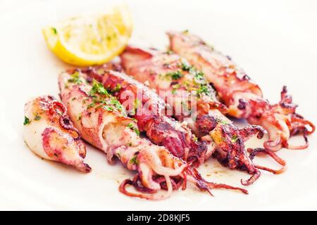 Frischer adriatischer Tintenfisch in Buzara-Sauce (flacher dof) Stockfoto