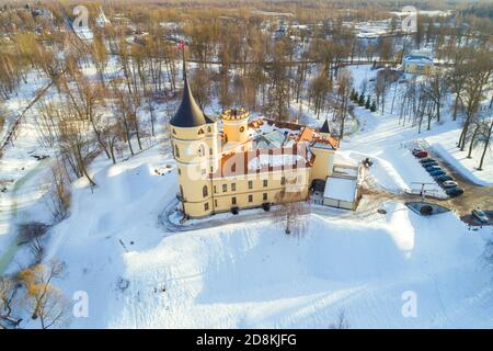 Alte Burg BIP in einer Winterlandschaft an einem sonnigen Tag (Luftaufnahme). Pawlowsk, Russland Stockfoto