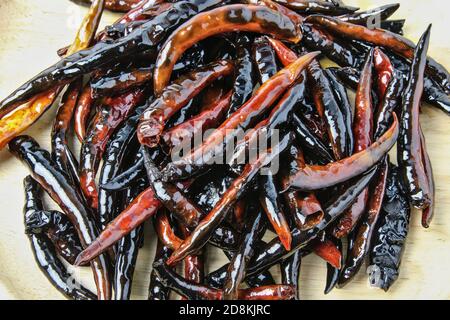 Geröstete getrocknete Chilischoten gemischt mit etwas Pflanzenöl. Wenn es heiß ist, riecht es gut. Dies ist der erste Schritt bei der Herstellung von würzigen Thai-Essen. Stockfoto