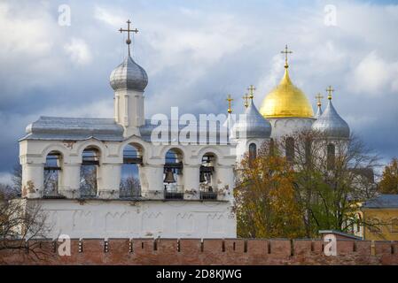 Der Glockenturm und die Kuppeln der Sophienkathedrale vor dem Hintergrund des bewölkten Oktoberhimmels. Detinets Weliki Nowgorod, Russland Stockfoto