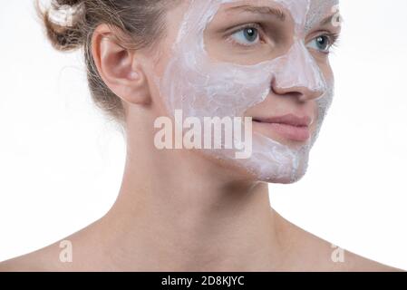 Zwei kosmetische Maske der grauen Ton mit Peeling und Creme auf das Gesicht einer schönen jungen Mädchen auf weißem Hintergrund Stockfoto