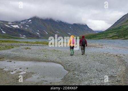 Zwei Touristen in den Bergen des Polarurals an einem bewölkten Augusttag. Yanao, Russland Stockfoto