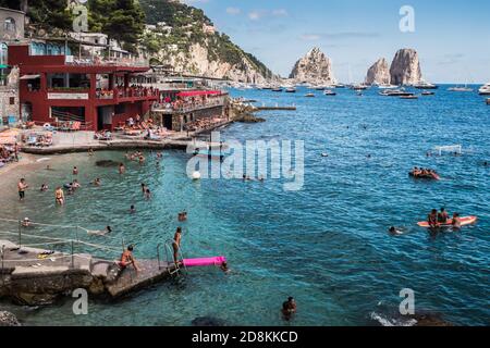 Capri, Italien - August 27 2020: Marina Piccola Hafen und Strand auf der Insel Capri, Italien, mit Touristen Baden Stockfoto