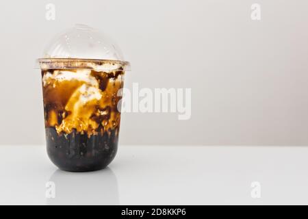 Boba oder Bubble Tee mit braunem Zucker auf einfachem Hintergrund Stockfoto