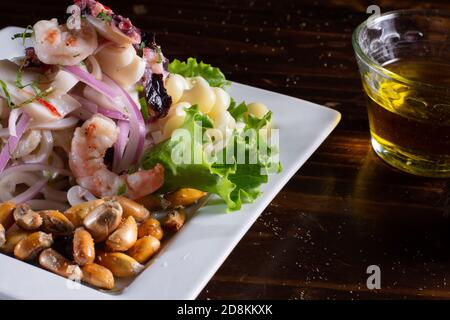 Ceviche peruanischen traditionellen Gericht in weißer Schale und in ein Holztisch Stockfoto