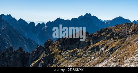 Erstaunliche Vysoke Tatry Berge von Maly Svistovy stit Berggipfel In der Slowakei mit vielen Gipfeln und klarem Himmel im Herbst Nachmittag Stockfoto