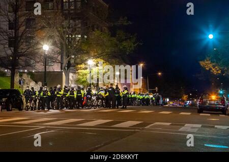 Washington, DC, USA, 30. Oktober 2020. Im Bild: Die Fahrradbeamten der Metropolitan Police (MPD) überzählten die Demonstranten bei einer friedlichen Demonstration über die Ermordung von Karon Hylton-Brown durch die MPD letzte Woche. Karon wurde getötet, als die Polizei ihn jagte, während er mit einem Motorroller in ein fahrender Wagen fuhr und ihn tödlich verletzte. Wie Bürgermeister Muriel Bowser sagte, sind Verfolgungsjagden wegen Verkehrsverstößen in Washington streng verboten. Mehrere Beschwerden wurden zuvor gegen den Offizier, der ihn getroffen, Terrence Sutton eingereicht. Kredit: Allison C Bailey/Alamy Live Nachrichten Stockfoto