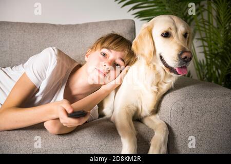 Traurig Teen Girl mit ihrem goldenen Retreiver Hund Stockfoto