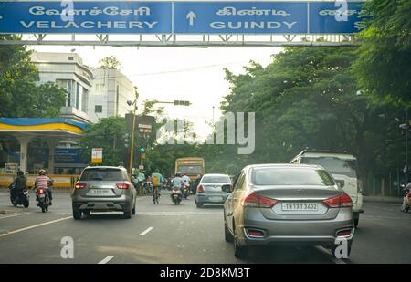 Fahrzeuge fahren auf der Sardar Patel Road in Guindy. Stockfoto