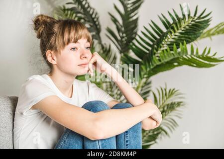 Teen Frau ängstlich besorgt Frau sitzt auf der Couch zu Hause. Stockfoto