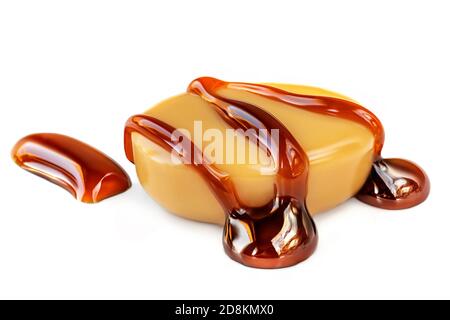 Toffee Süßigkeiten isoliert. Karamell mit Sauce auf weißem Hintergrund Nahaufnahme. Makro Stockfoto