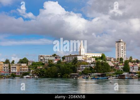 5 JAN 2020 - Pointe-a-Pitre, Guadeloupe, FWI - die Stadt und die Kathedrale Stockfoto