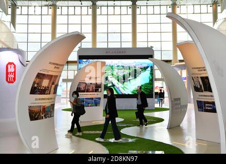 Fuzhou, Chinas Provinz Fujian. Oktober 2020. Eine Ausstellung zur Stadtentwicklung findet während des China Observance of World Cities Day 2020 in Fuzhou, der Hauptstadt der südöstlichen Provinz Fujian, am 31. Oktober 2020 statt. Quelle: Wei Peiquan/Xinhua/Alamy Live News Stockfoto