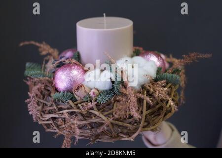 Weibliche Hände halten neue Jahr Zusammensetzung von Tannenzweigen, weihnachtsdekorationen und Kerzen, Geschenk-Konzept, selektive Fokus Stockfoto