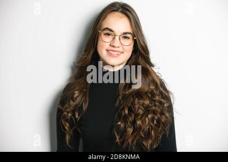 Porträt eines charmanten Brünette Mädchen mit Brille auf weiß Hintergrund Stockfoto