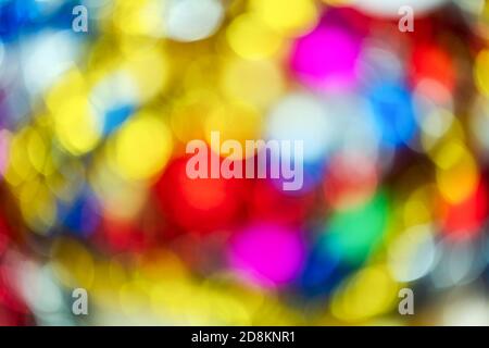 Verschwommen schöne Happy New Year Weihnachtsdekorationen, bunte abstrakte verschwommen Bokeh Hintergrund-Effekt. Außerhalb des Fokus leuchtende Weihnachtslichter Stockfoto