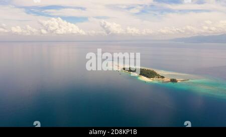 Kleine Insel Liguid mit wunderschönem Strand, Palmen durch türkisfarbenes Wasser Blick von oben. Little Cruz Island, Philippinen, Samal. Stockfoto