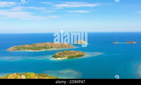 Luftaufnahme von Seascape mit schönem Strand und tropischen Inseln. Sallangan-Inseln, Simoadang-Insel. Mindanao, Philippinen. Stockfoto