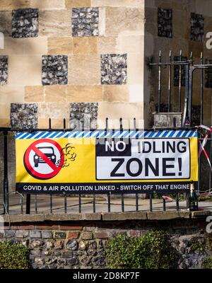 Schild für No Idling Zone, Making Link with Covid 19, Henley-on-Thames, Oxfordshire, England, UK, GB. Stockfoto