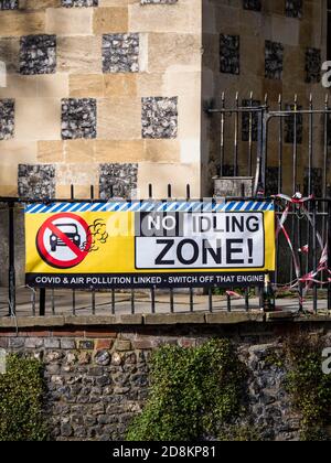 Schild für No Idling Zone, Making Link with Covid 19, Henley-on-Thames, Oxfordshire, England, UK, GB. Stockfoto