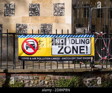 Schild für No Idling Zone, Making Link with Covid 19, Henley-on-Thames, Oxfordshire, England, UK, GB. Stockfoto