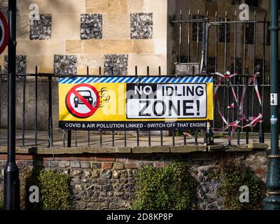 Schild für No Idling Zone, Making Link with Covid 19, Henley-on-Thames, Oxfordshire, England, UK, GB. Stockfoto