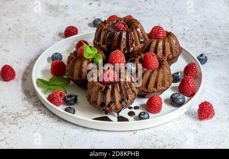 Mini Schokoladenkuchen mit Schokolade und frischen Beeren Stockfoto