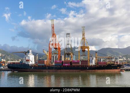 08 JAN 2020 - Hafen von Spanien, Trinidad und Tobago - Frachtverladung im Hafen Stockfoto