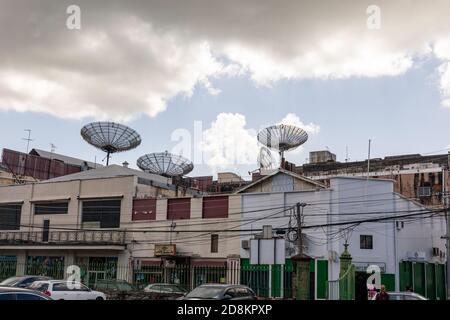 08 JAN 2020 - Hafen von Spanien, Trinidad und Tobago - Satellitenschüsseln über einem Gebäude Stockfoto