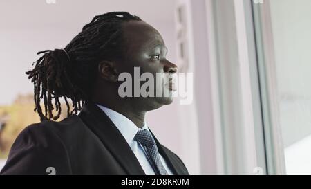 Schöner afrikanischer Mann in einem Blick durch das Fenster. Hochwertige Fotos Stockfoto