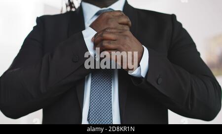 Stilvoller Afrikanischer Mann in einer passenden Schnur. Hochwertige Fotos Stockfoto